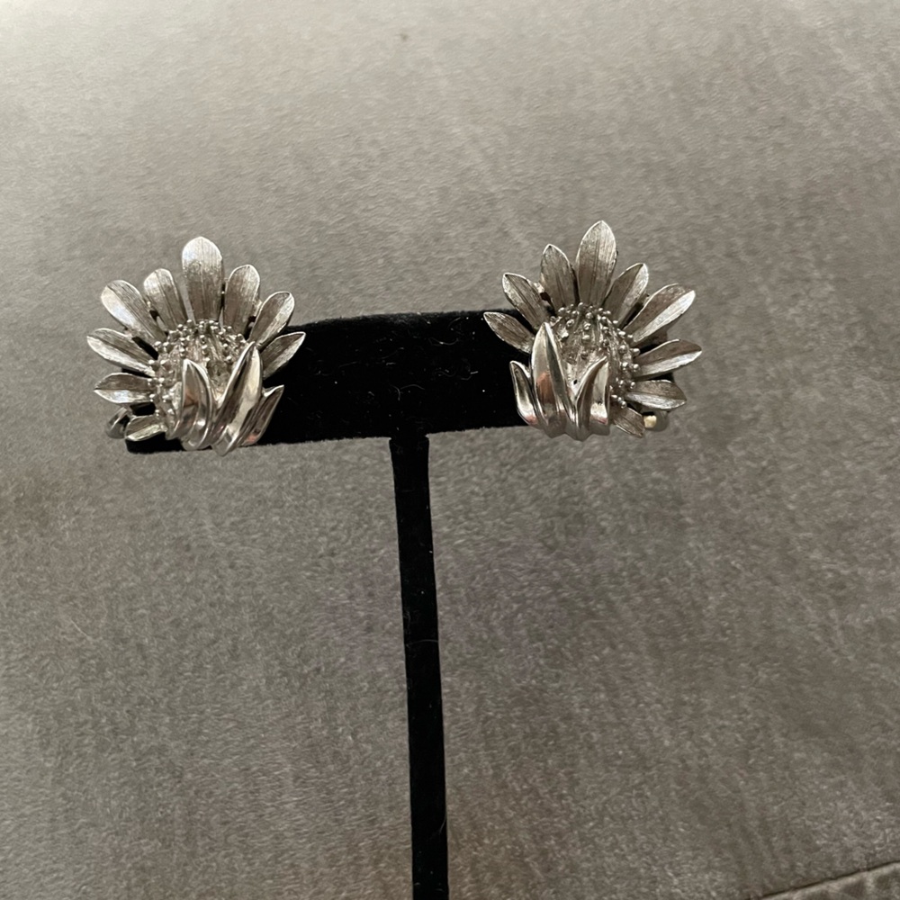 Vintage rare find Trifari Silver tone flower clip-on earrings!